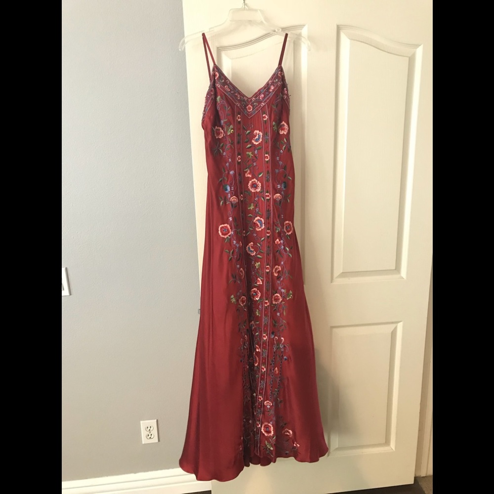 EUC Absolutely stunning fitted, floor length gown!